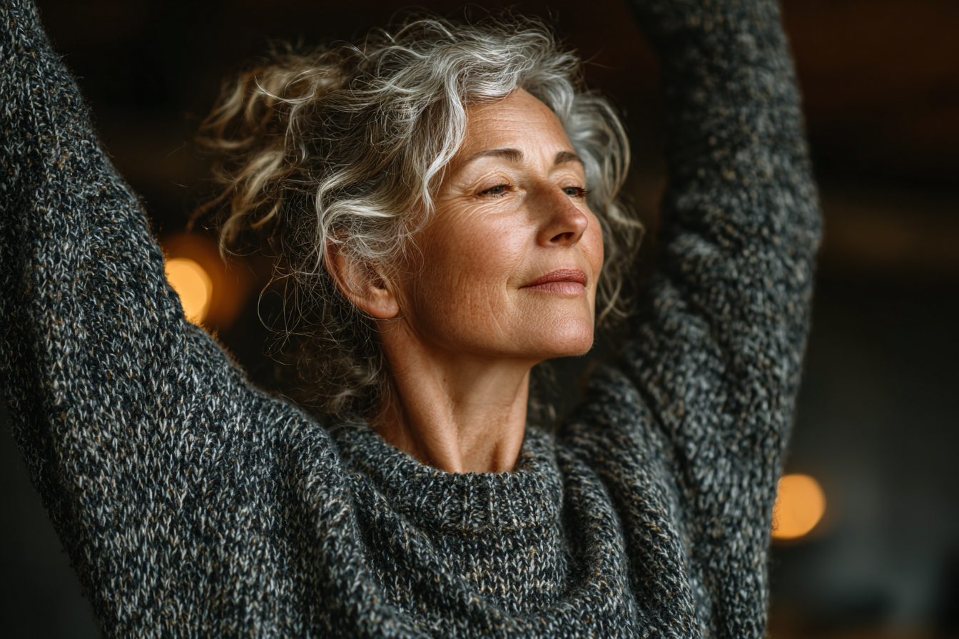 Група людей займається йогою на свіжому повітрі